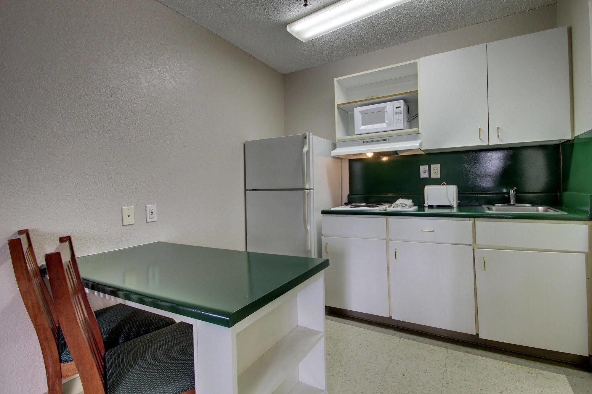 Intown Suites Extended Stay Raleigh Nc- Capital Blvd 외부 사진