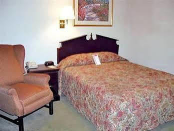 Intown Suites Extended Stay Raleigh Nc- Capital Blvd 외부 사진